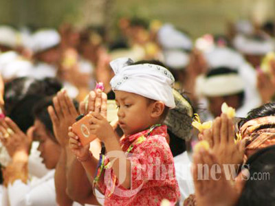 Persembayangan Hari Raya Nyepi (foto: Tribunnews.com)